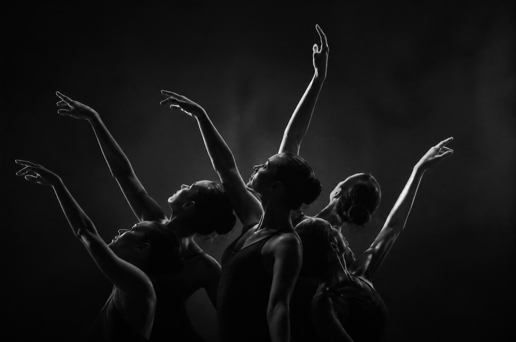 Bailarinas com braços erguidos
